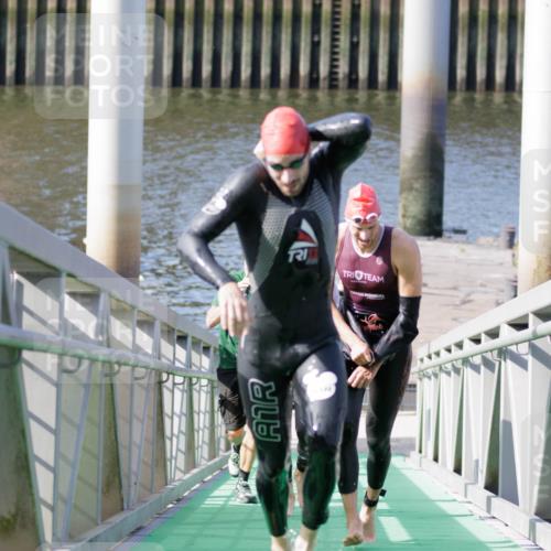 10.08.2025 - GEWOBA Citytriathlon Bremen H.Heesch http://msf.ph/oto/8545406 10.08.2025 10:14:44 Schwimmen 374, 375, 391, 398, 438 meine-sportfotos.de