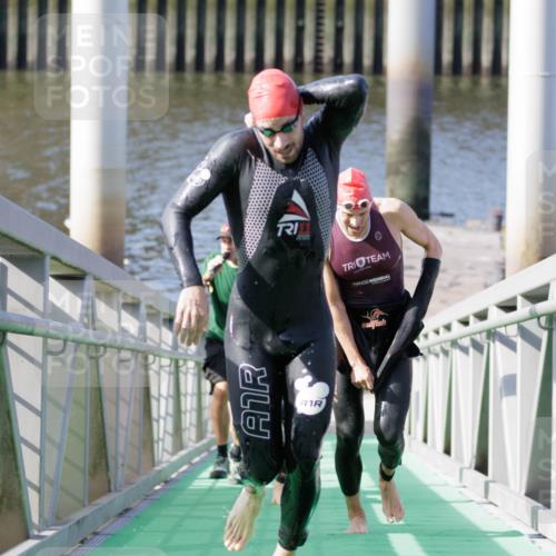 10.08.2025 - GEWOBA Citytriathlon Bremen H.Heesch http://msf.ph/oto/8545413 10.08.2025 10:14:44 Schwimmen 374, 375, 391, 398, 438 meine-sportfotos.de