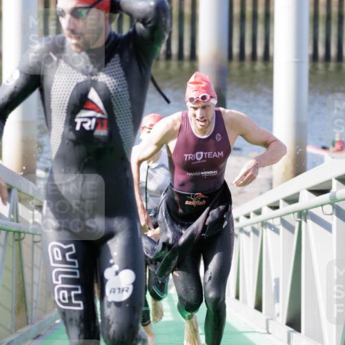 10.08.2025 - GEWOBA Citytriathlon Bremen H.Heesch http://msf.ph/oto/8545415 10.08.2025 10:14:45 Schwimmen 374, 375, 391, 398, 438 meine-sportfotos.de