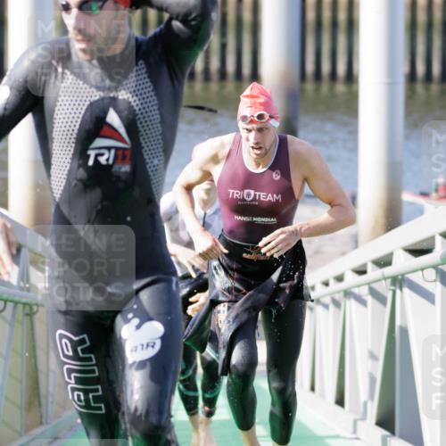 10.08.2025 - GEWOBA Citytriathlon Bremen H.Heesch http://msf.ph/oto/8545418 10.08.2025 10:14:45 Schwimmen 374, 375, 391, 398, 438 meine-sportfotos.de