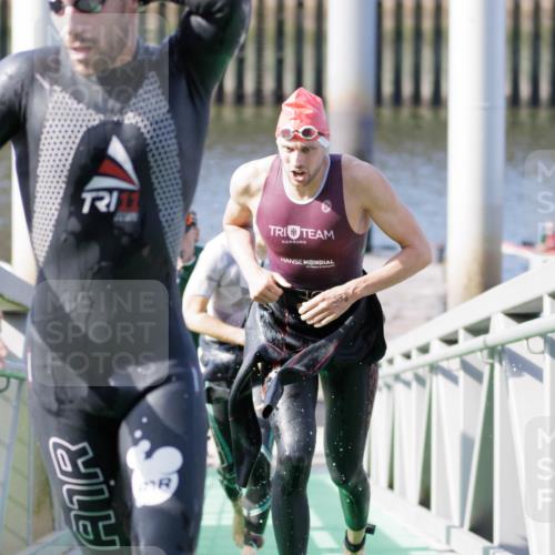 10.08.2025 - GEWOBA Citytriathlon Bremen H.Heesch http://msf.ph/oto/8545422 10.08.2025 10:14:46 Schwimmen 374, 375, 391, 398, 438 meine-sportfotos.de