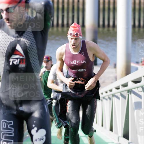 10.08.2025 - GEWOBA Citytriathlon Bremen H.Heesch http://msf.ph/oto/8545424 10.08.2025 10:14:46 Schwimmen 374, 375, 391, 398, 438 meine-sportfotos.de