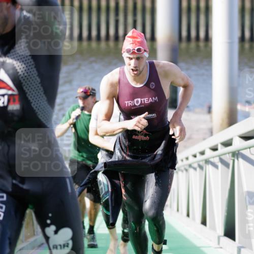 10.08.2025 - GEWOBA Citytriathlon Bremen H.Heesch http://msf.ph/oto/8545426 10.08.2025 10:14:46 Schwimmen 374, 375, 391, 398, 438 meine-sportfotos.de