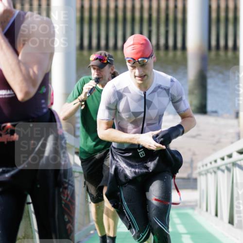 10.08.2025 - GEWOBA Citytriathlon Bremen H.Heesch http://msf.ph/oto/8545429 10.08.2025 10:14:47 Schwimmen 374, 375, 391, 398, 438 meine-sportfotos.de