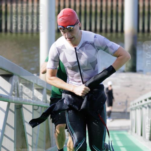 10.08.2025 - GEWOBA Citytriathlon Bremen H.Heesch http://msf.ph/oto/8545438 10.08.2025 10:14:47 Schwimmen 374, 375, 391, 398, 438 meine-sportfotos.de