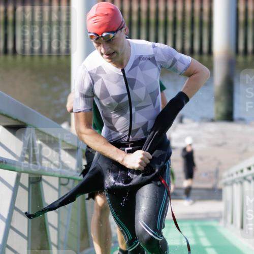 10.08.2025 - GEWOBA Citytriathlon Bremen H.Heesch http://msf.ph/oto/8545443 10.08.2025 10:14:47 Schwimmen 374, 375, 391, 398, 438 meine-sportfotos.de
