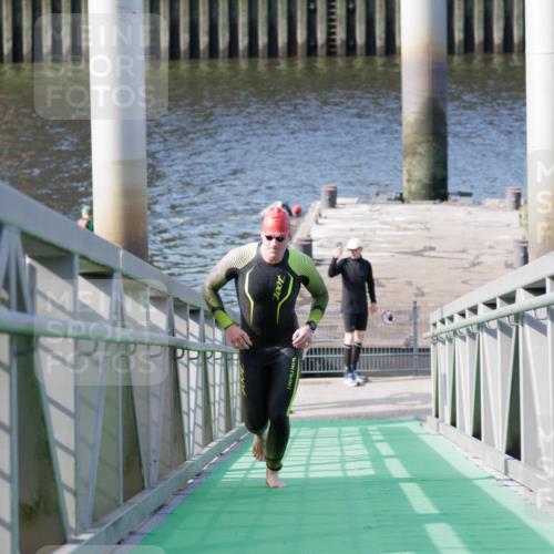 10.08.2025 - GEWOBA Citytriathlon Bremen H.Heesch http://msf.ph/oto/8545458 10.08.2025 10:14:52 Schwimmen 374, 375, 398, 507 meine-sportfotos.de