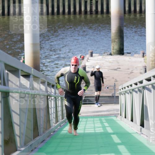 10.08.2025 - GEWOBA Citytriathlon Bremen H.Heesch http://msf.ph/oto/8545463 10.08.2025 10:14:52 Schwimmen 374, 375, 398, 507 meine-sportfotos.de