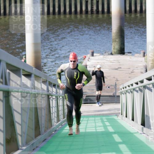10.08.2025 - GEWOBA Citytriathlon Bremen H.Heesch http://msf.ph/oto/8545469 10.08.2025 10:14:52 Schwimmen 374, 375, 398, 507 meine-sportfotos.de