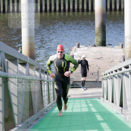 10.08.2025 - GEWOBA Citytriathlon Bremen H.Heesch http://msf.ph/oto/8545479 10.08.2025 10:14:52 Schwimmen 374, 375, 398, 507 meine-sportfotos.de