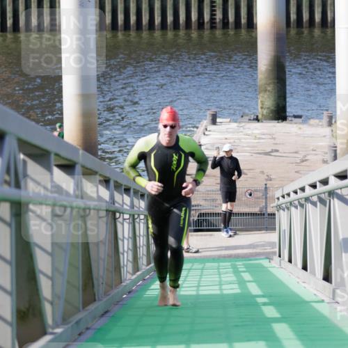 10.08.2025 - GEWOBA Citytriathlon Bremen H.Heesch http://msf.ph/oto/8545532 10.08.2025 10:14:52 Schwimmen 374, 375, 398, 507 meine-sportfotos.de