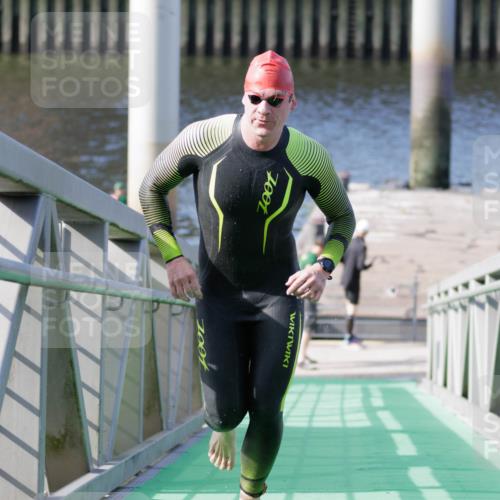 10.08.2025 - GEWOBA Citytriathlon Bremen H.Heesch http://msf.ph/oto/8545699 10.08.2025 10:14:54 Schwimmen 375, 398, 507 meine-sportfotos.de