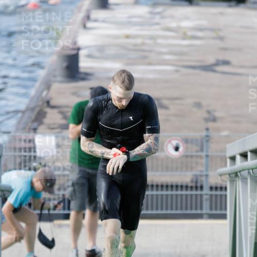 10.08.2025 - GEWOBA Citytriathlon Bremen H.Heesch http://msf.ph/oto/8545723 10.08.2025 10:15:29 Schwimmen 368 meine-sportfotos.de