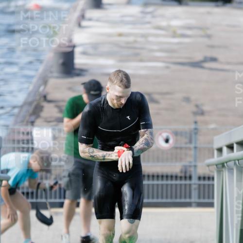 10.08.2025 - GEWOBA Citytriathlon Bremen H.Heesch http://msf.ph/oto/8545759 10.08.2025 10:15:29 Schwimmen 368 meine-sportfotos.de