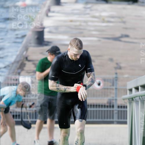 10.08.2025 - GEWOBA Citytriathlon Bremen H.Heesch http://msf.ph/oto/8545800 10.08.2025 10:15:29 Schwimmen 368 meine-sportfotos.de