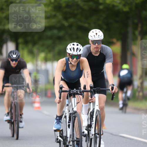 10.08.2025 - GEWOBA Citytriathlon Bremen Yannick Fuchs http://msf.ph/oto/8545816 10.08.2025 12:59:52 Radfahren 595, 614, 623, 628, 644, 698, 835, 850, 871, 889, 907, 934, 949, 1002, 1030 meine-sportfotos.de
