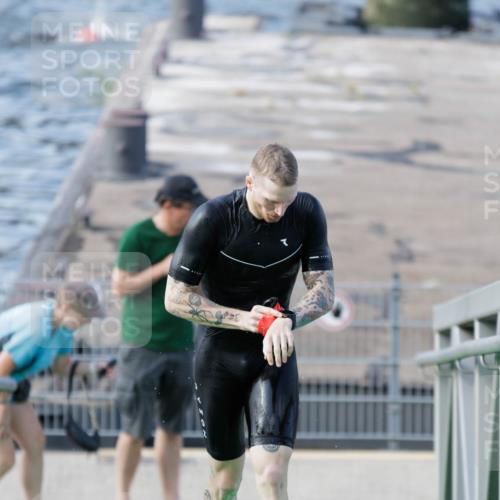10.08.2025 - GEWOBA Citytriathlon Bremen H.Heesch http://msf.ph/oto/8545823 10.08.2025 10:15:29 Schwimmen 368 meine-sportfotos.de