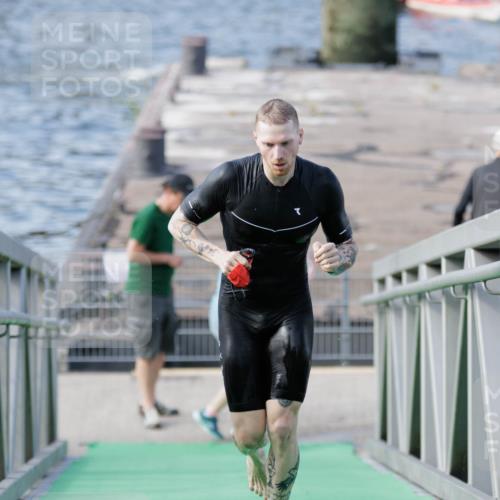 10.08.2025 - GEWOBA Citytriathlon Bremen H.Heesch http://msf.ph/oto/8545878 10.08.2025 10:15:32 Schwimmen 368 meine-sportfotos.de