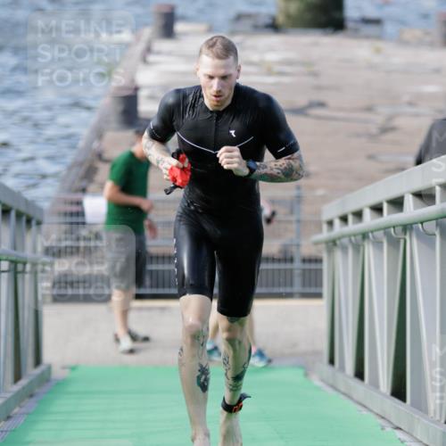 10.08.2025 - GEWOBA Citytriathlon Bremen H.Heesch http://msf.ph/oto/8545946 10.08.2025 10:15:32 Schwimmen 368 meine-sportfotos.de