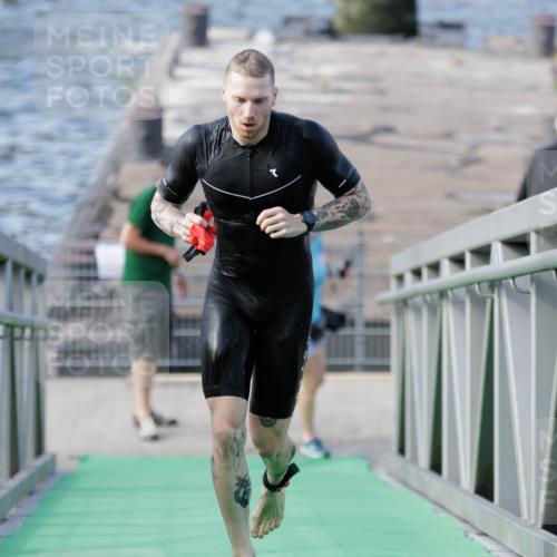 10.08.2025 - GEWOBA Citytriathlon Bremen H.Heesch http://msf.ph/oto/8545961 10.08.2025 10:15:32 Schwimmen 368 meine-sportfotos.de