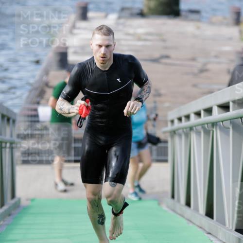 10.08.2025 - GEWOBA Citytriathlon Bremen H.Heesch http://msf.ph/oto/8545965 10.08.2025 10:15:32 Schwimmen 368 meine-sportfotos.de