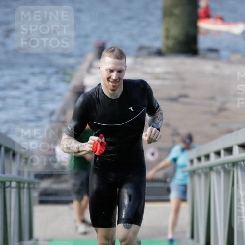 10.08.2025 - GEWOBA Citytriathlon Bremen H.Heesch http://msf.ph/oto/8545969 10.08.2025 10:15:33 Schwimmen 368 meine-sportfotos.de