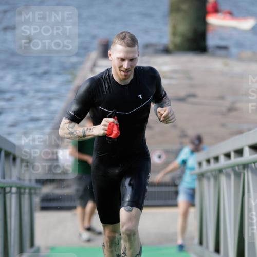 10.08.2025 - GEWOBA Citytriathlon Bremen H.Heesch http://msf.ph/oto/8545972 10.08.2025 10:15:33 Schwimmen 368 meine-sportfotos.de