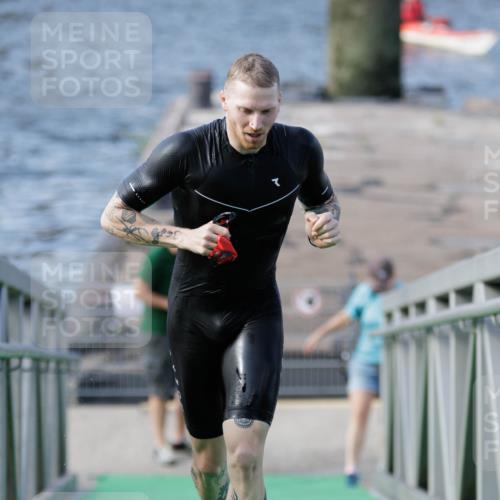 10.08.2025 - GEWOBA Citytriathlon Bremen H.Heesch http://msf.ph/oto/8545976 10.08.2025 10:15:33 Schwimmen 368 meine-sportfotos.de