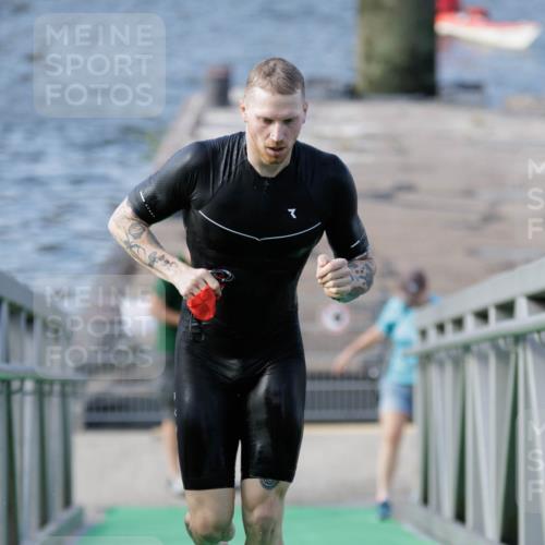 10.08.2025 - GEWOBA Citytriathlon Bremen H.Heesch http://msf.ph/oto/8545980 10.08.2025 10:15:33 Schwimmen 368 meine-sportfotos.de