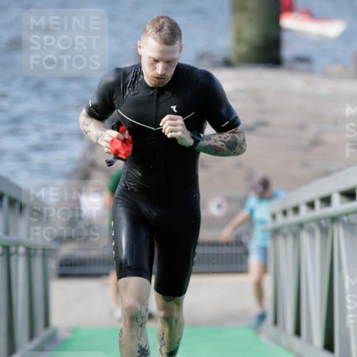 10.08.2025 - GEWOBA Citytriathlon Bremen H.Heesch http://msf.ph/oto/8545987 10.08.2025 10:15:33 Schwimmen 368 meine-sportfotos.de