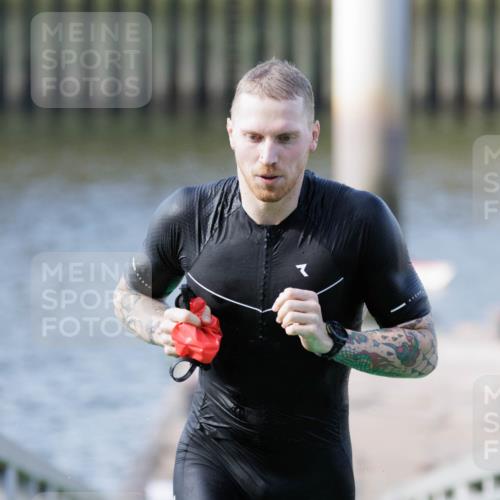 10.08.2025 - GEWOBA Citytriathlon Bremen H.Heesch http://msf.ph/oto/8545991 10.08.2025 10:15:36 Schwimmen 368 meine-sportfotos.de