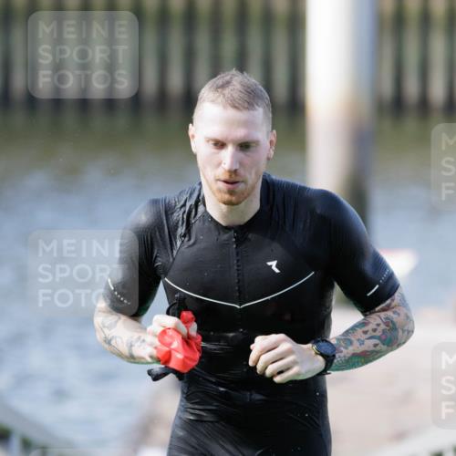 10.08.2025 - GEWOBA Citytriathlon Bremen H.Heesch http://msf.ph/oto/8545994 10.08.2025 10:15:36 Schwimmen 368 meine-sportfotos.de
