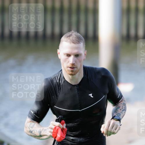 10.08.2025 - GEWOBA Citytriathlon Bremen H.Heesch http://msf.ph/oto/8545999 10.08.2025 10:15:36 Schwimmen 368 meine-sportfotos.de