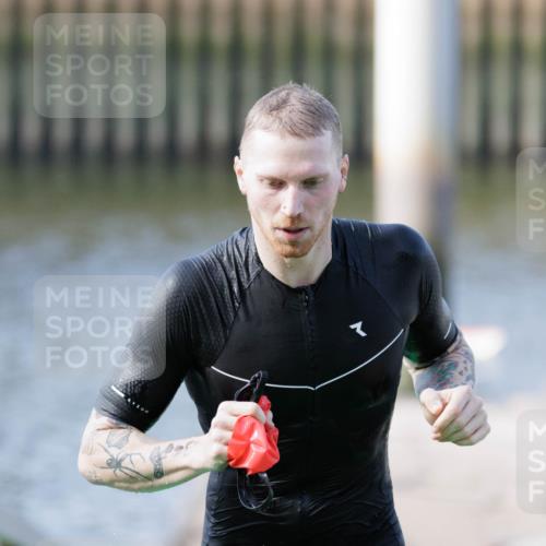 10.08.2025 - GEWOBA Citytriathlon Bremen H.Heesch http://msf.ph/oto/8546003 10.08.2025 10:15:36 Schwimmen 368 meine-sportfotos.de