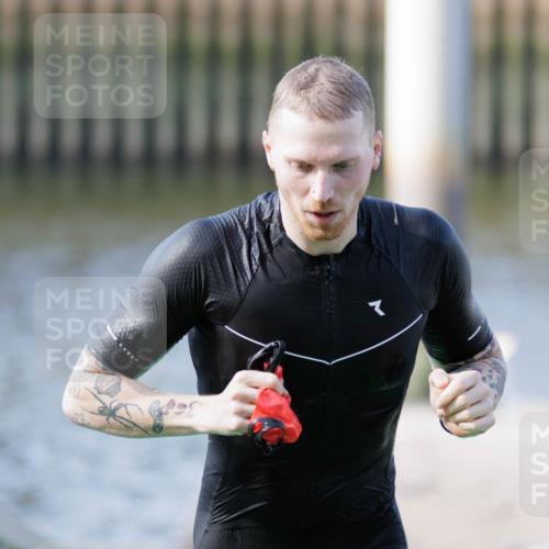 10.08.2025 - GEWOBA Citytriathlon Bremen H.Heesch http://msf.ph/oto/8546004 10.08.2025 10:15:36 Schwimmen 368 meine-sportfotos.de