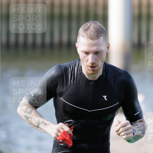 10.08.2025 - GEWOBA Citytriathlon Bremen H.Heesch http://msf.ph/oto/8546008 10.08.2025 10:15:36 Schwimmen 368 meine-sportfotos.de
