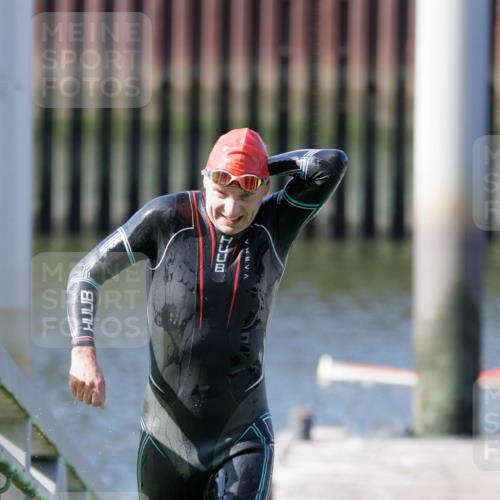 10.08.2025 - GEWOBA Citytriathlon Bremen H.Heesch http://msf.ph/oto/8546026 10.08.2025 10:15:52 Schwimmen 431 meine-sportfotos.de