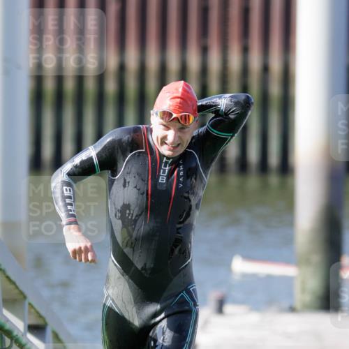 10.08.2025 - GEWOBA Citytriathlon Bremen H.Heesch http://msf.ph/oto/8546027 10.08.2025 10:15:52 Schwimmen 431 meine-sportfotos.de