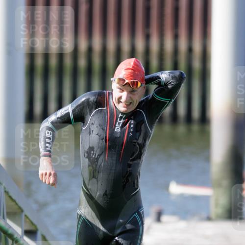 10.08.2025 - GEWOBA Citytriathlon Bremen H.Heesch http://msf.ph/oto/8546031 10.08.2025 10:15:52 Schwimmen 431 meine-sportfotos.de