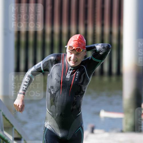 10.08.2025 - GEWOBA Citytriathlon Bremen H.Heesch http://msf.ph/oto/8546033 10.08.2025 10:15:52 Schwimmen 431 meine-sportfotos.de