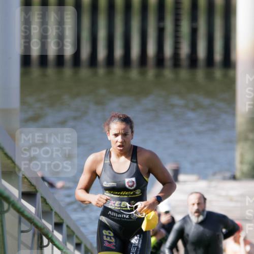 10.08.2025 - GEWOBA Citytriathlon Bremen H.Heesch http://msf.ph/oto/8546039 10.08.2025 10:16:02 Schwimmen 369, 422, 437 meine-sportfotos.de