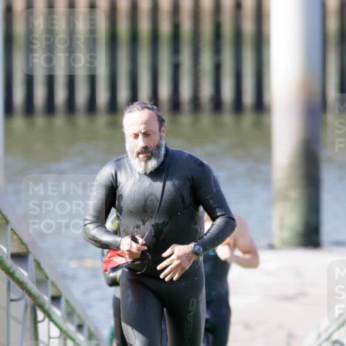 10.08.2025 - GEWOBA Citytriathlon Bremen H.Heesch http://msf.ph/oto/8546069 10.08.2025 10:16:08 Schwimmen 369, 422, 437, 511 meine-sportfotos.de