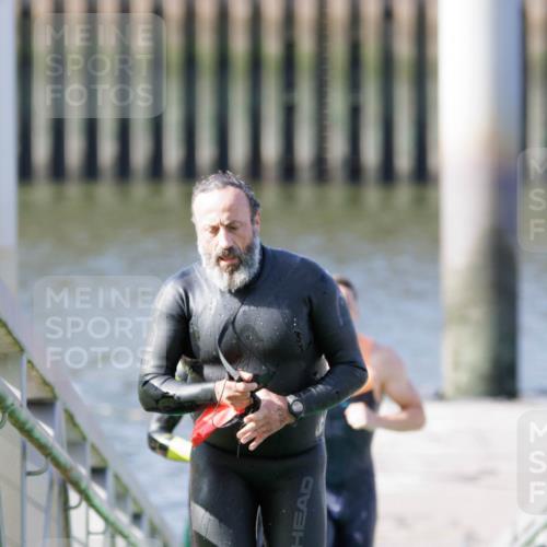 10.08.2025 - GEWOBA Citytriathlon Bremen H.Heesch http://msf.ph/oto/8546071 10.08.2025 10:16:08 Schwimmen 369, 422, 437, 511 meine-sportfotos.de