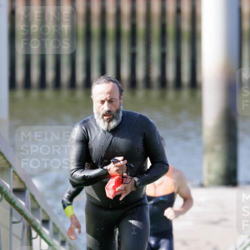10.08.2025 - GEWOBA Citytriathlon Bremen H.Heesch http://msf.ph/oto/8546073 10.08.2025 10:16:08 Schwimmen 369, 422, 437, 511 meine-sportfotos.de