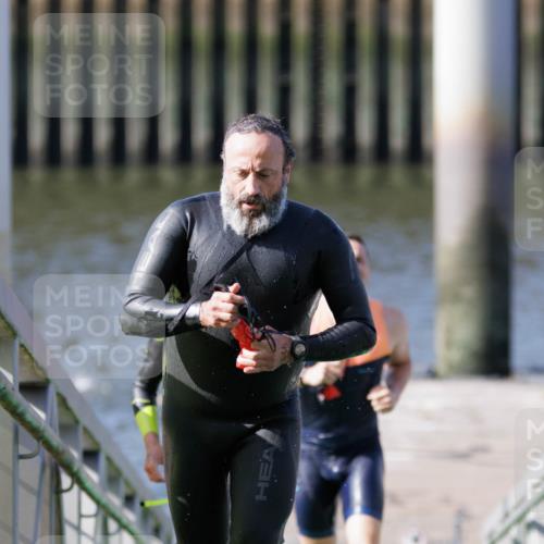 10.08.2025 - GEWOBA Citytriathlon Bremen H.Heesch http://msf.ph/oto/8546081 10.08.2025 10:16:08 Schwimmen 369, 422, 437, 511 meine-sportfotos.de