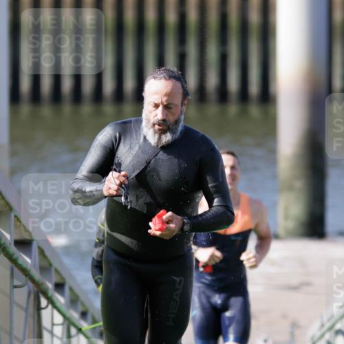 10.08.2025 - GEWOBA Citytriathlon Bremen H.Heesch http://msf.ph/oto/8546085 10.08.2025 10:16:08 Schwimmen 369, 422, 437, 511 meine-sportfotos.de