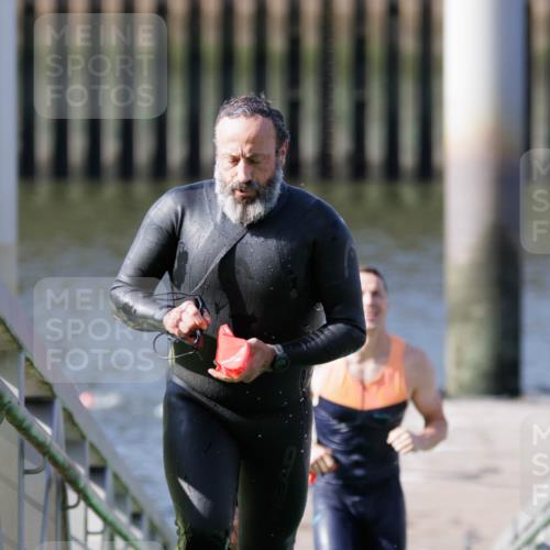 10.08.2025 - GEWOBA Citytriathlon Bremen H.Heesch http://msf.ph/oto/8546087 10.08.2025 10:16:08 Schwimmen 369, 422, 437, 511 meine-sportfotos.de