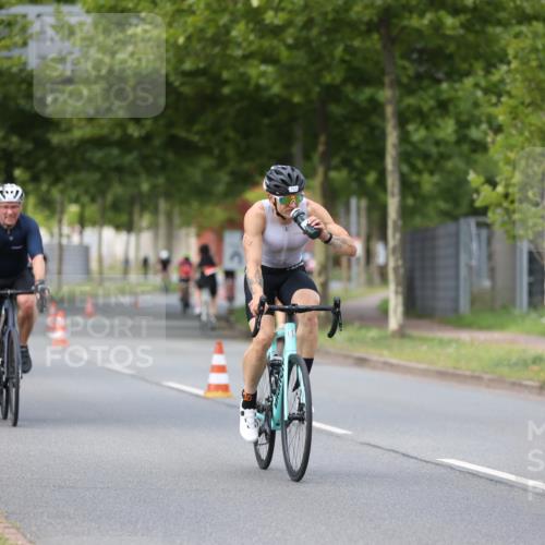 10.08.2025 - GEWOBA Citytriathlon Bremen Yannick Fuchs http://msf.ph/oto/8546088 10.08.2025 13:01:03 Radfahren 646, 669, 677, 684, 713, 837, 862, 926, 944, 1001 meine-sportfotos.de