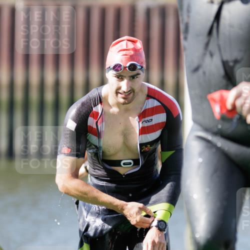 10.08.2025 - GEWOBA Citytriathlon Bremen H.Heesch http://msf.ph/oto/8546090 10.08.2025 10:16:11 Schwimmen 369, 422, 437, 511 meine-sportfotos.de