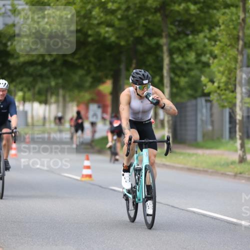 10.08.2025 - GEWOBA Citytriathlon Bremen Yannick Fuchs http://msf.ph/oto/8546094 10.08.2025 13:01:03 Radfahren 646, 669, 677, 684, 713, 837, 862, 926, 944, 1001 meine-sportfotos.de